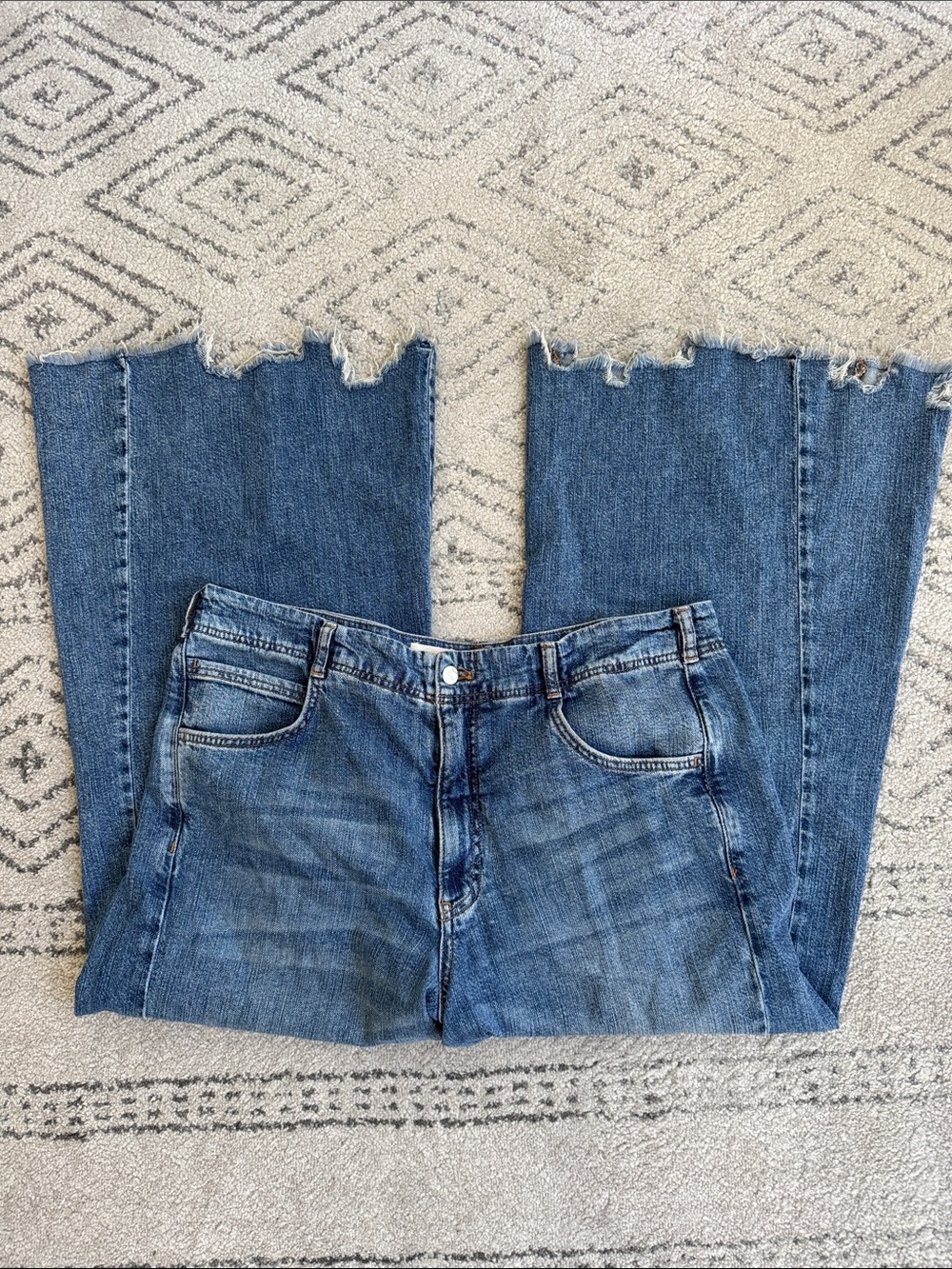 Pilcro Women's Adi Regenerative Cotton Mid-Rise Flare Jeans Size 32P Petite 36” - Picture 5 of 9